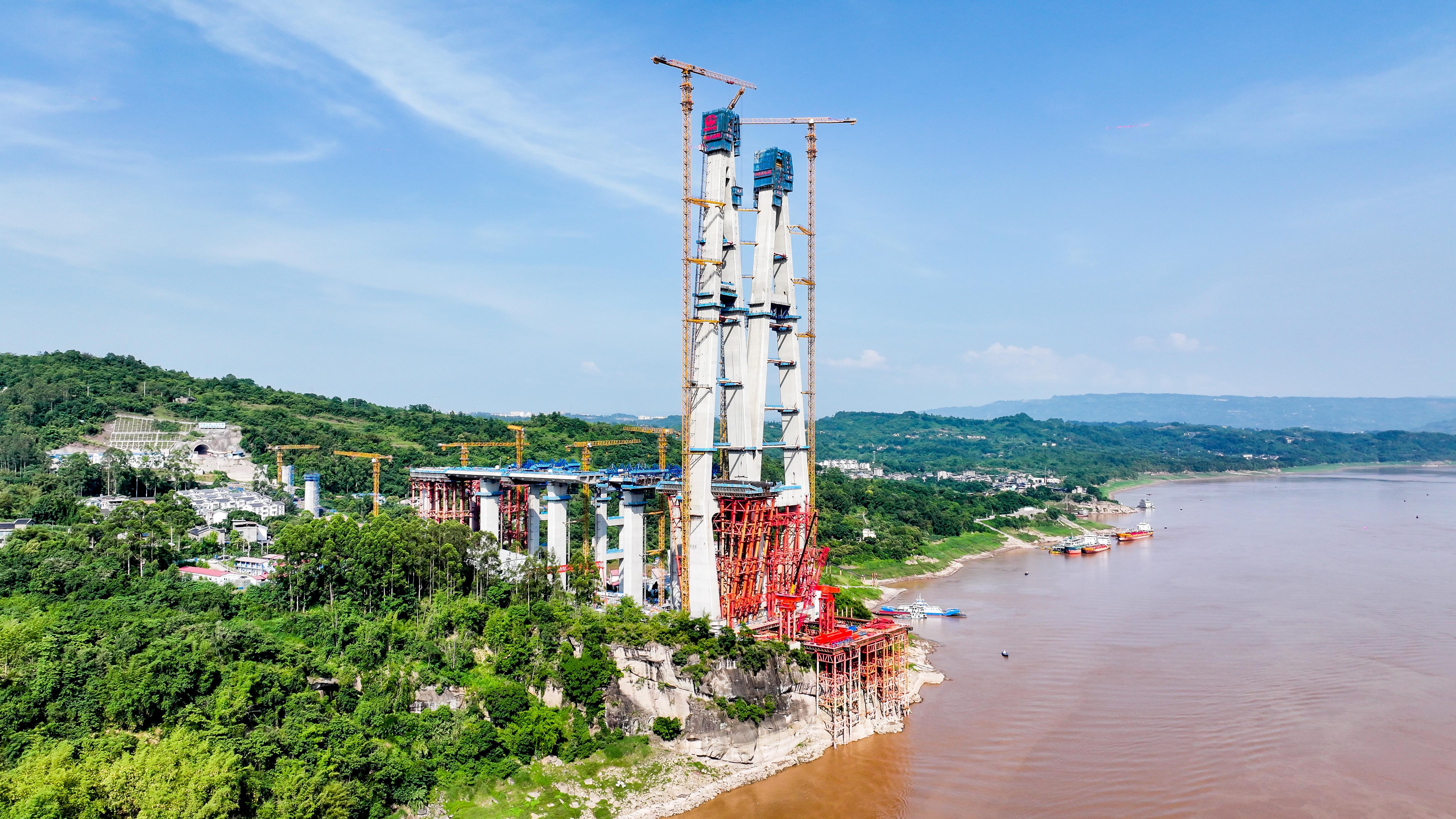 世界首创!渝万高铁公铁双联塔大桥首个主塔封顶